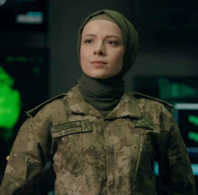 Suna Ayar aparecerá con el personaje de Büşra en la serie Alsancak.  es ingeniero informático.